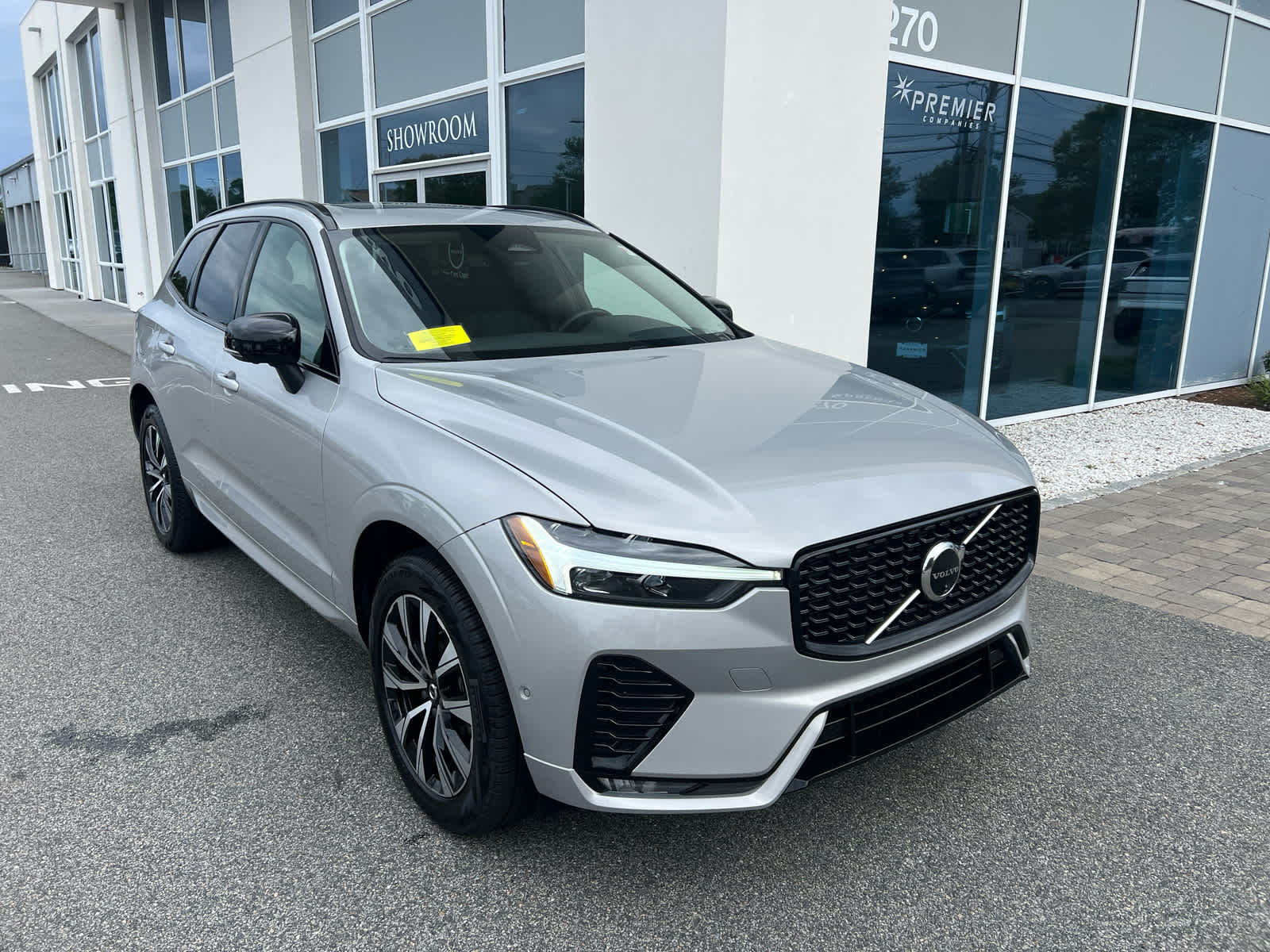 2025 Volvo XC60 B5 Plus photo 2