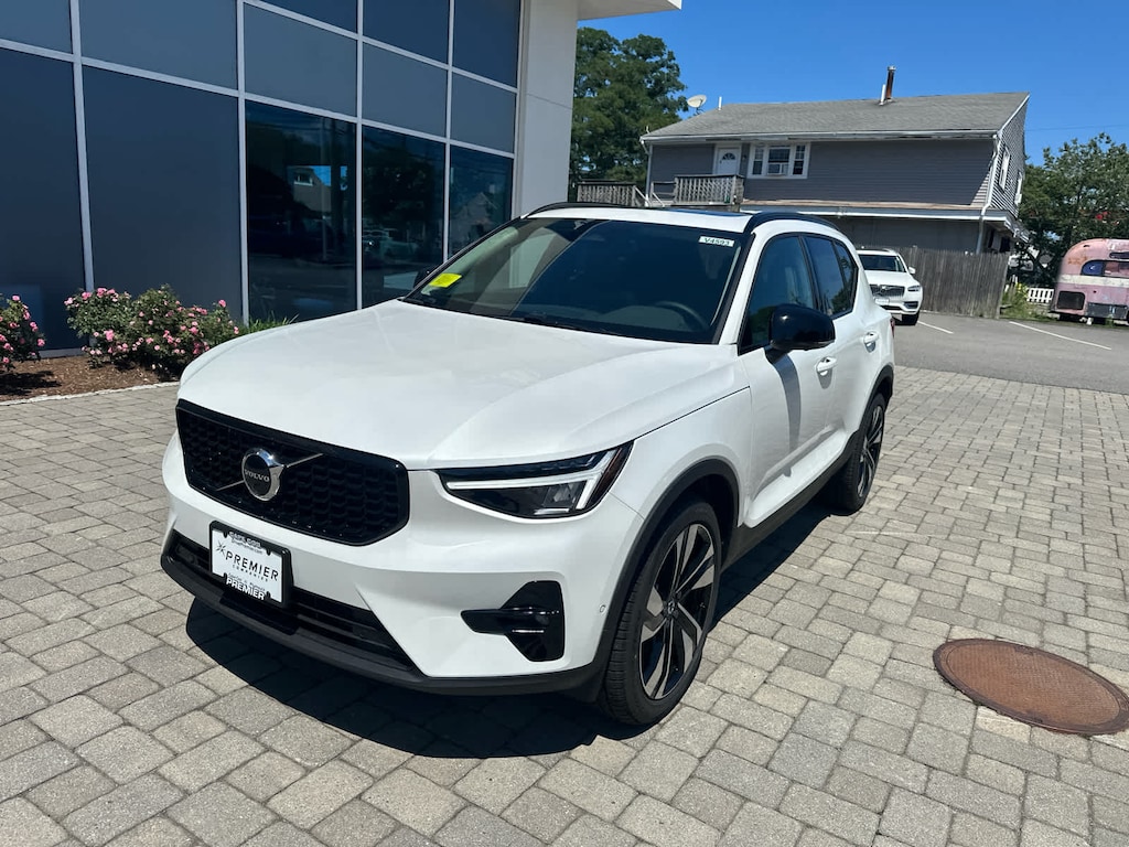 New 2026 Volvo XC40 B5 Plus SUV