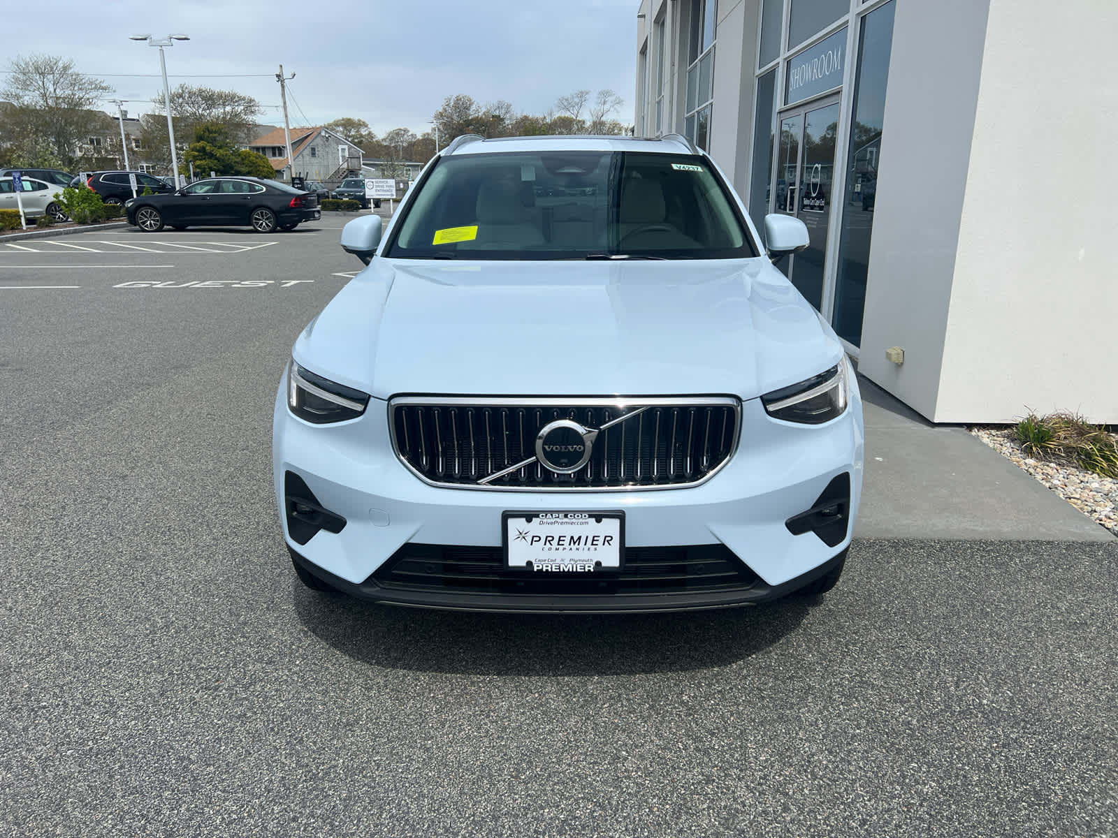 2025 Volvo XC40 photo 2