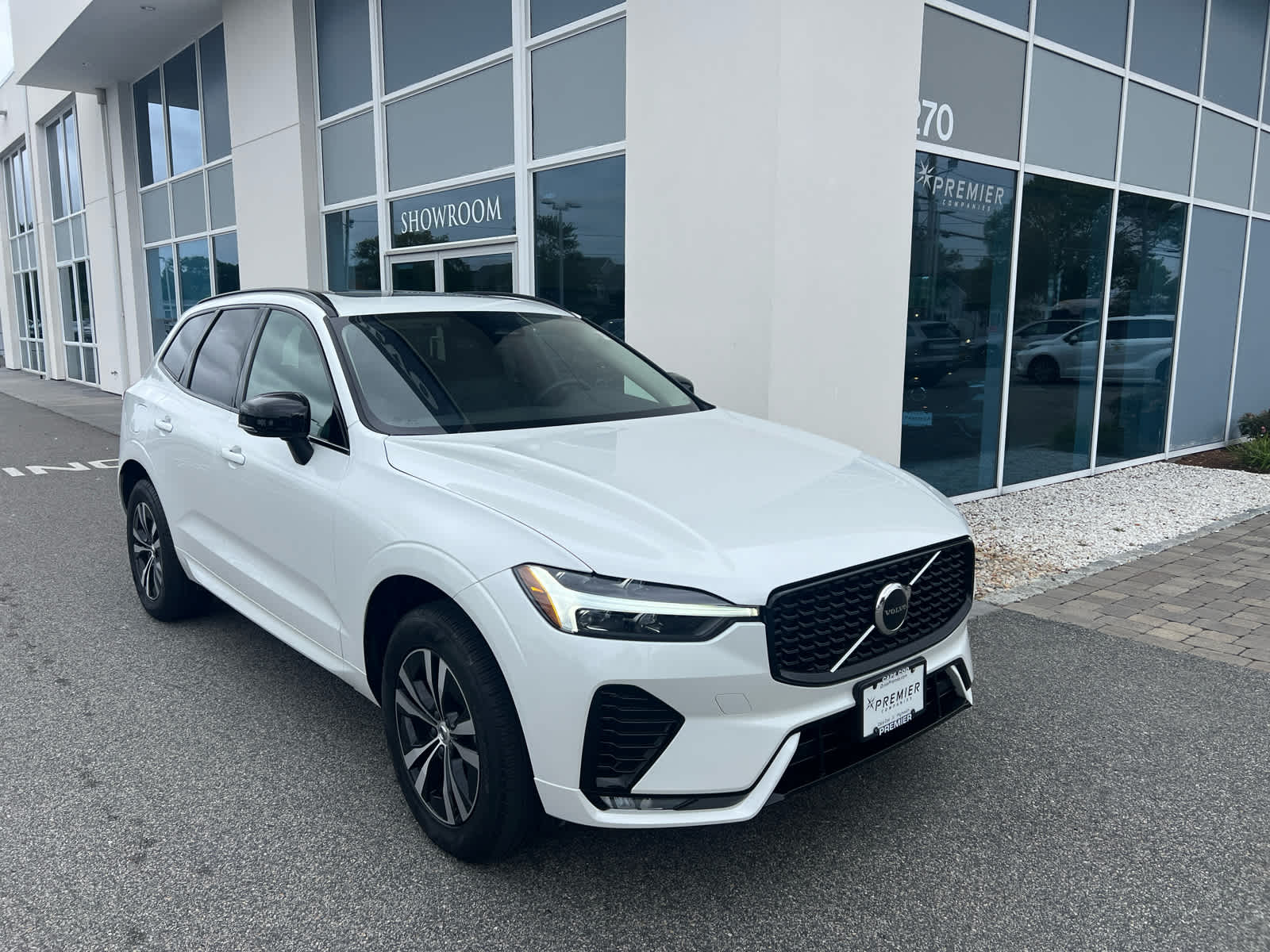 2025 Volvo XC60 B5 Core photo 2