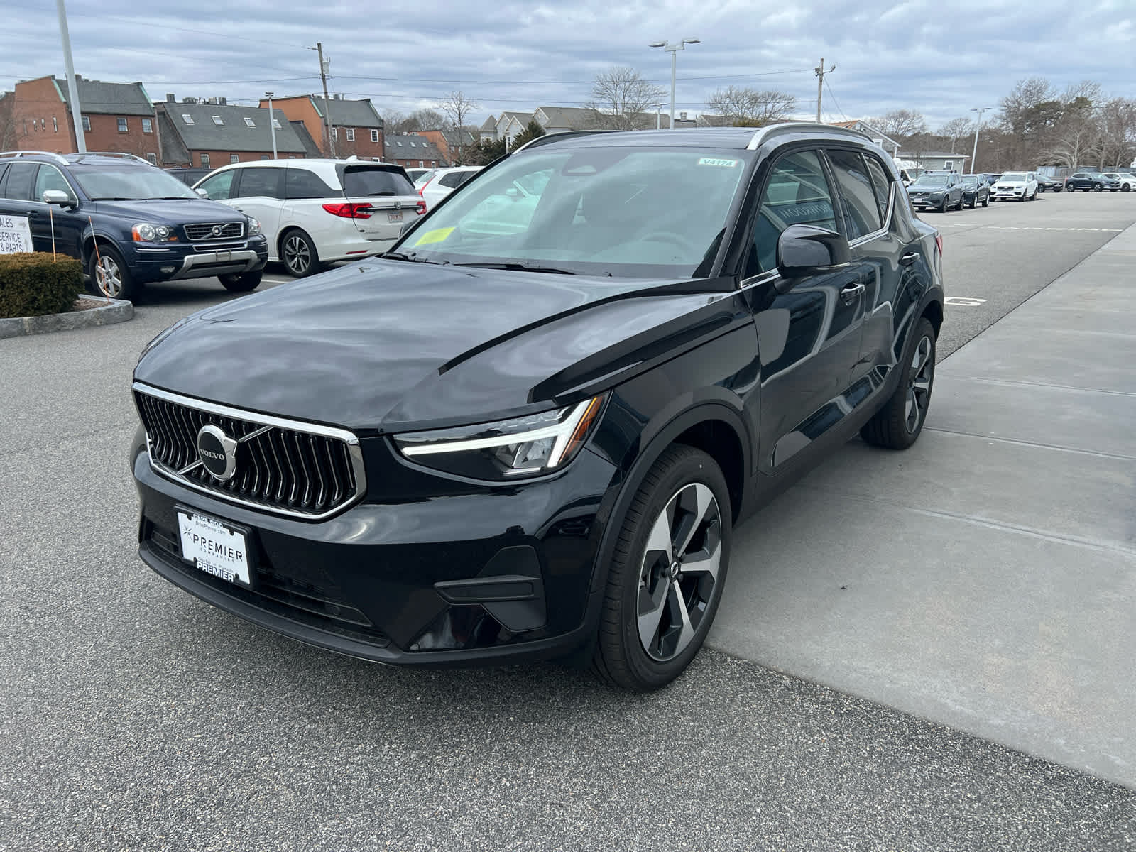 2025 Volvo XC40 Core photo 3