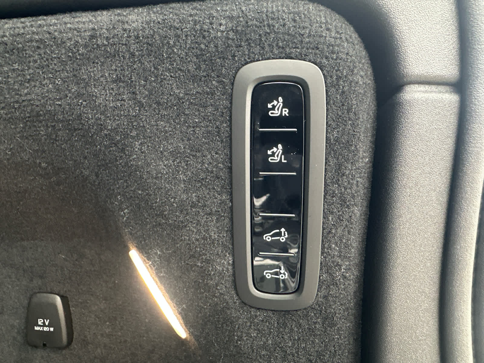 2025 Volvo EX90 Ultra - Photo 36