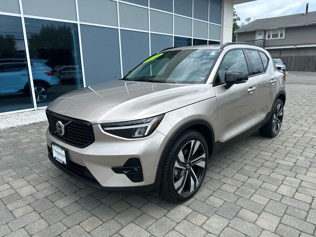 Used 2023 Volvo XC40 B5 AWD Plus Dark SUV