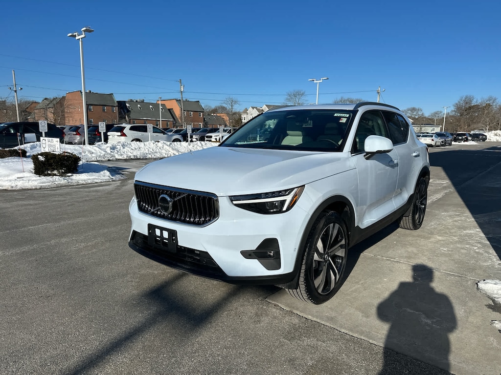 Certified 2025 Volvo XC40 B5 Ultra Bright Theme SUV