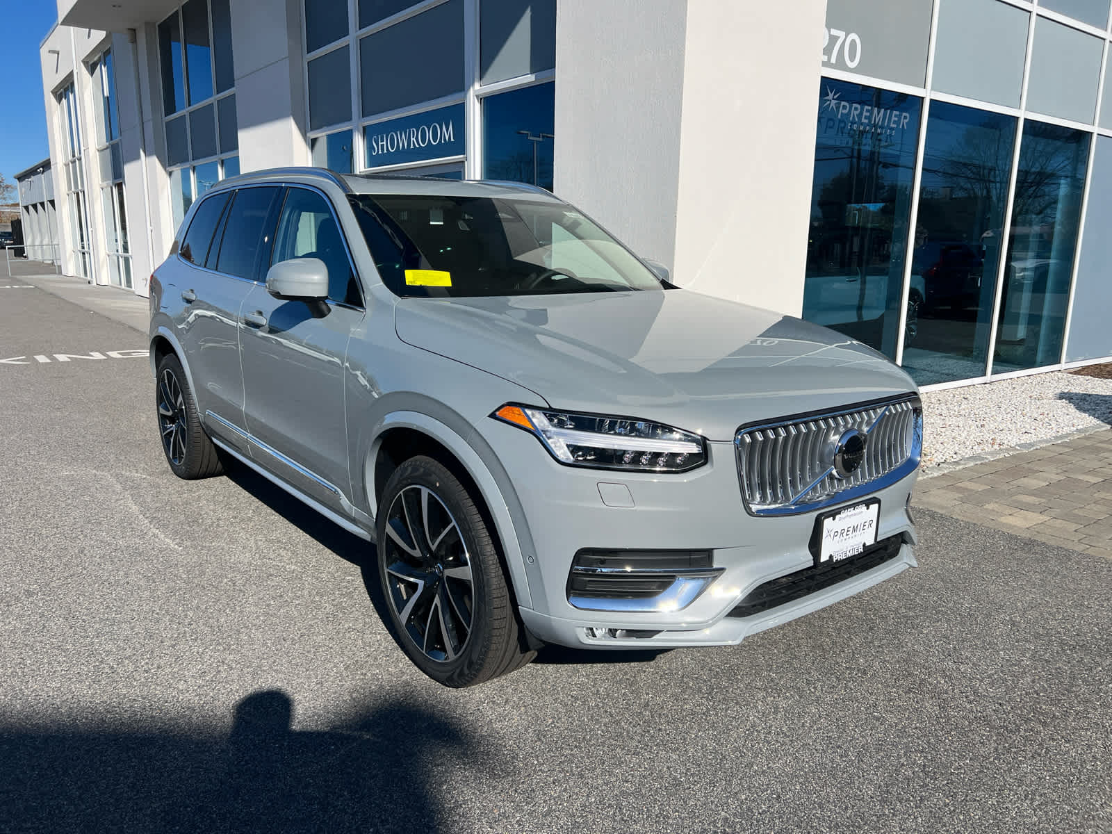 2025 Volvo XC90 B5 Plus photo 2