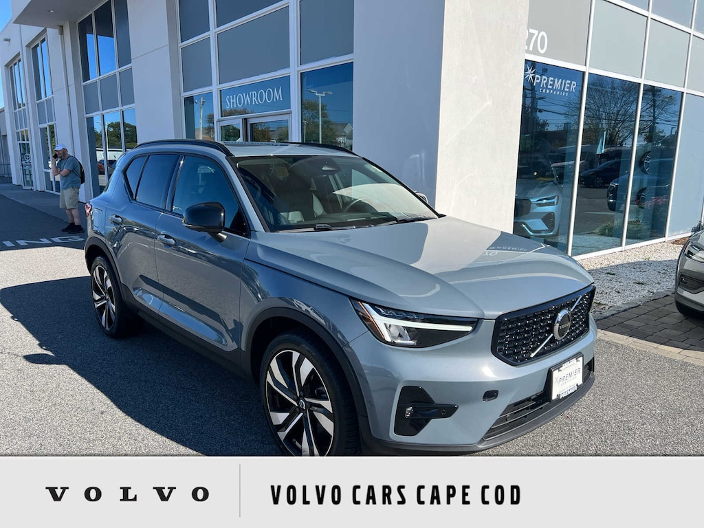 Used 2023 Volvo XC40 B5 AWD Plus Dark SUV