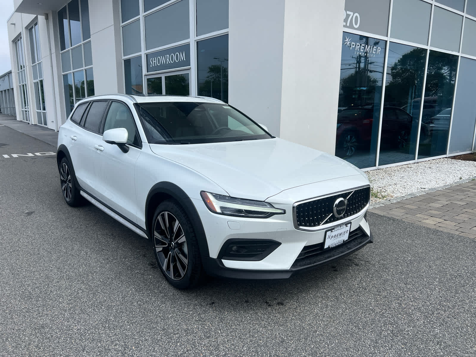 2025 Volvo V60 Cross Country B5 photo 2