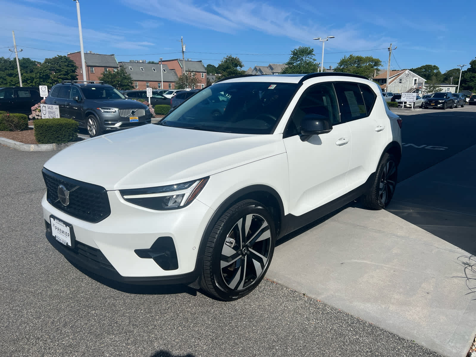 2025 Volvo XC40 Plus photo 2