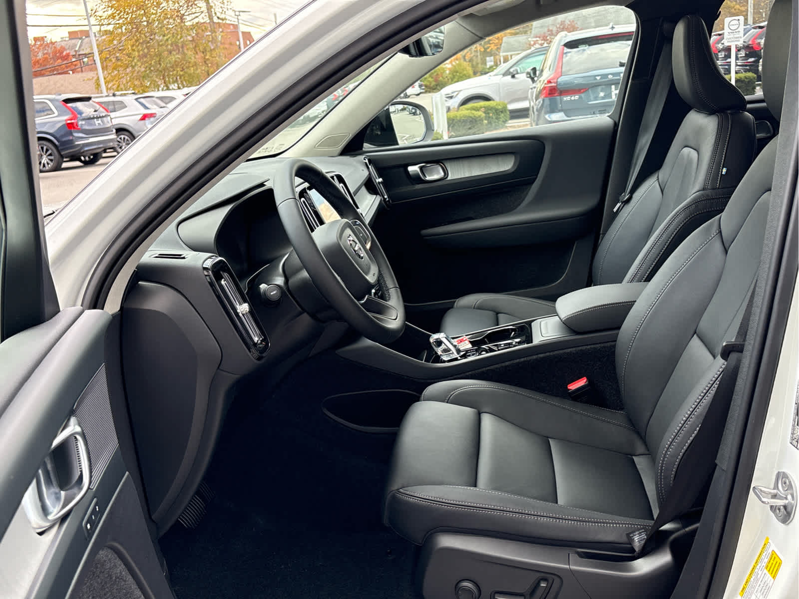2026 Volvo XC40 Plus - Photo 11