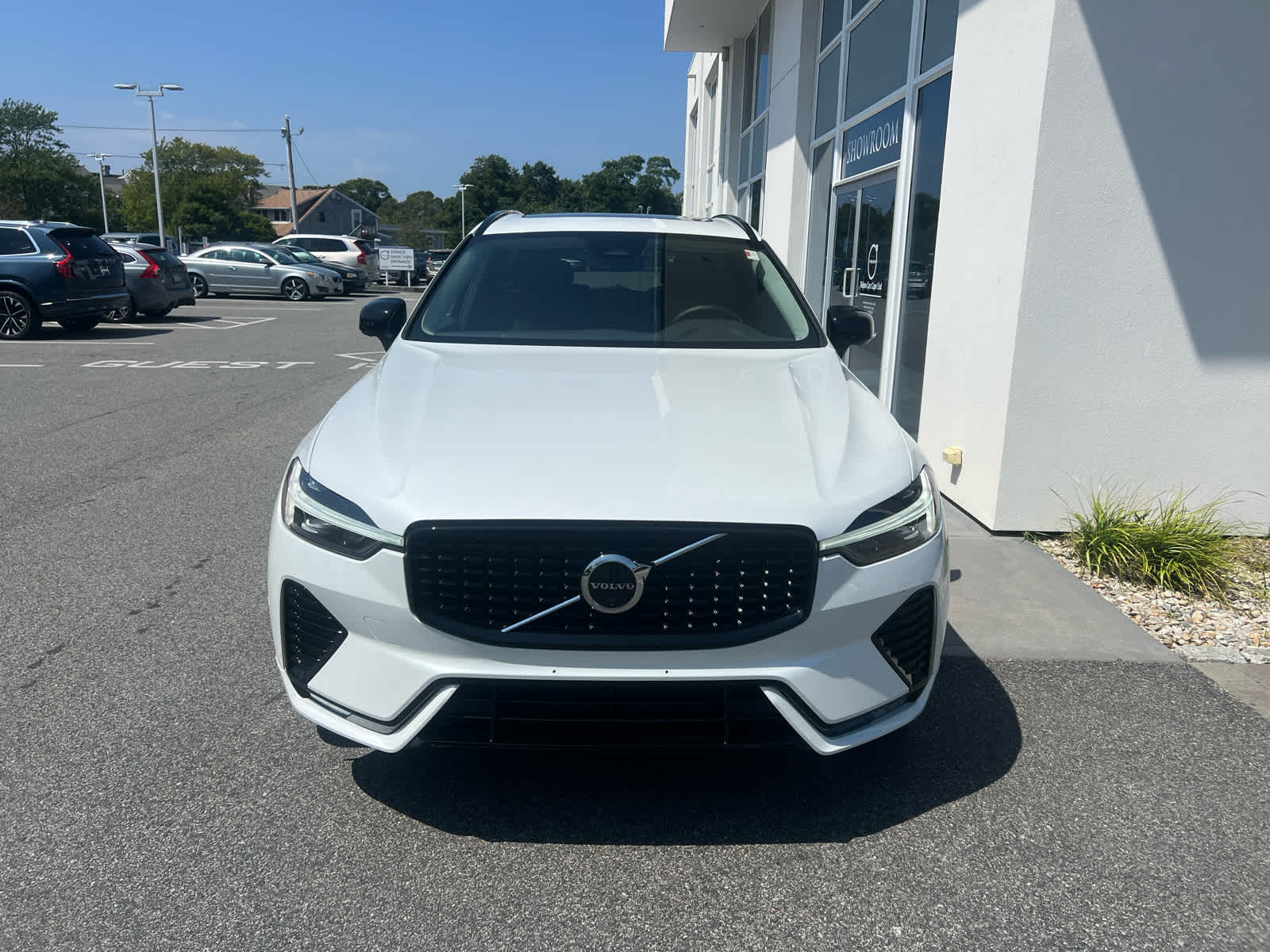 2025 Volvo XC60 B5 Plus photo 2
