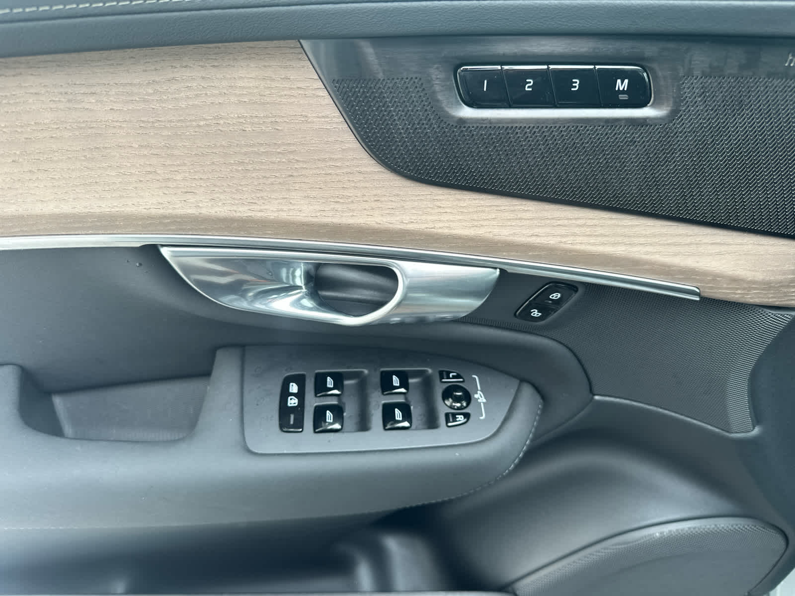 2026 Volvo XC90 Plus - Photo 17