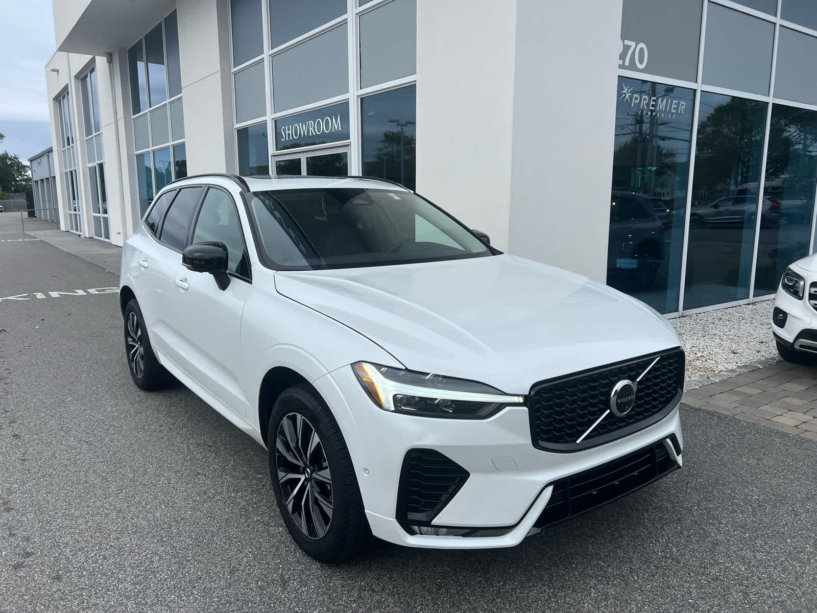 2025 Volvo XC60 B5 Plus photo 2