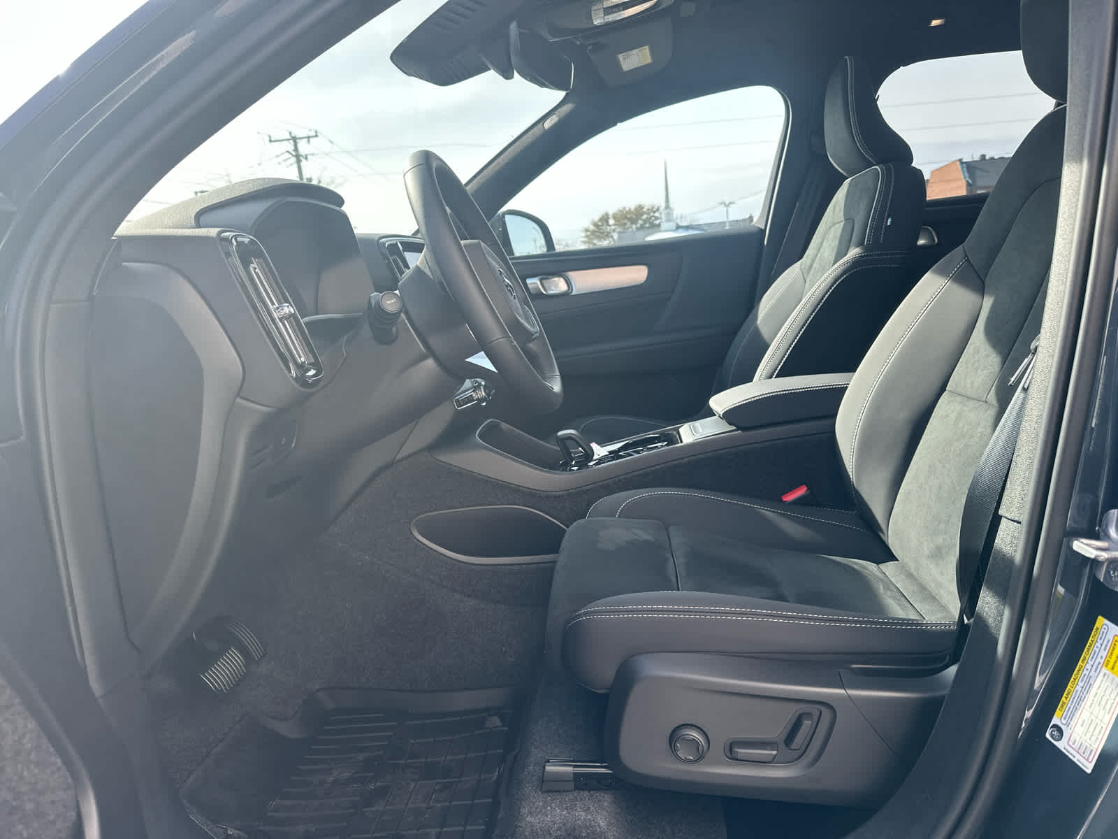2026 Volvo XC40 Ultra Black Edition - Photo 15