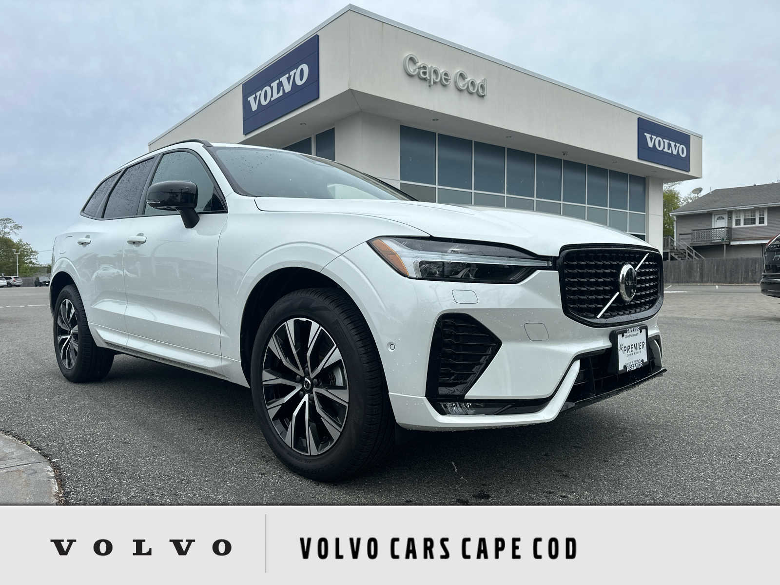 2025 Volvo XC60 B5 Plus Dark AWD's photo