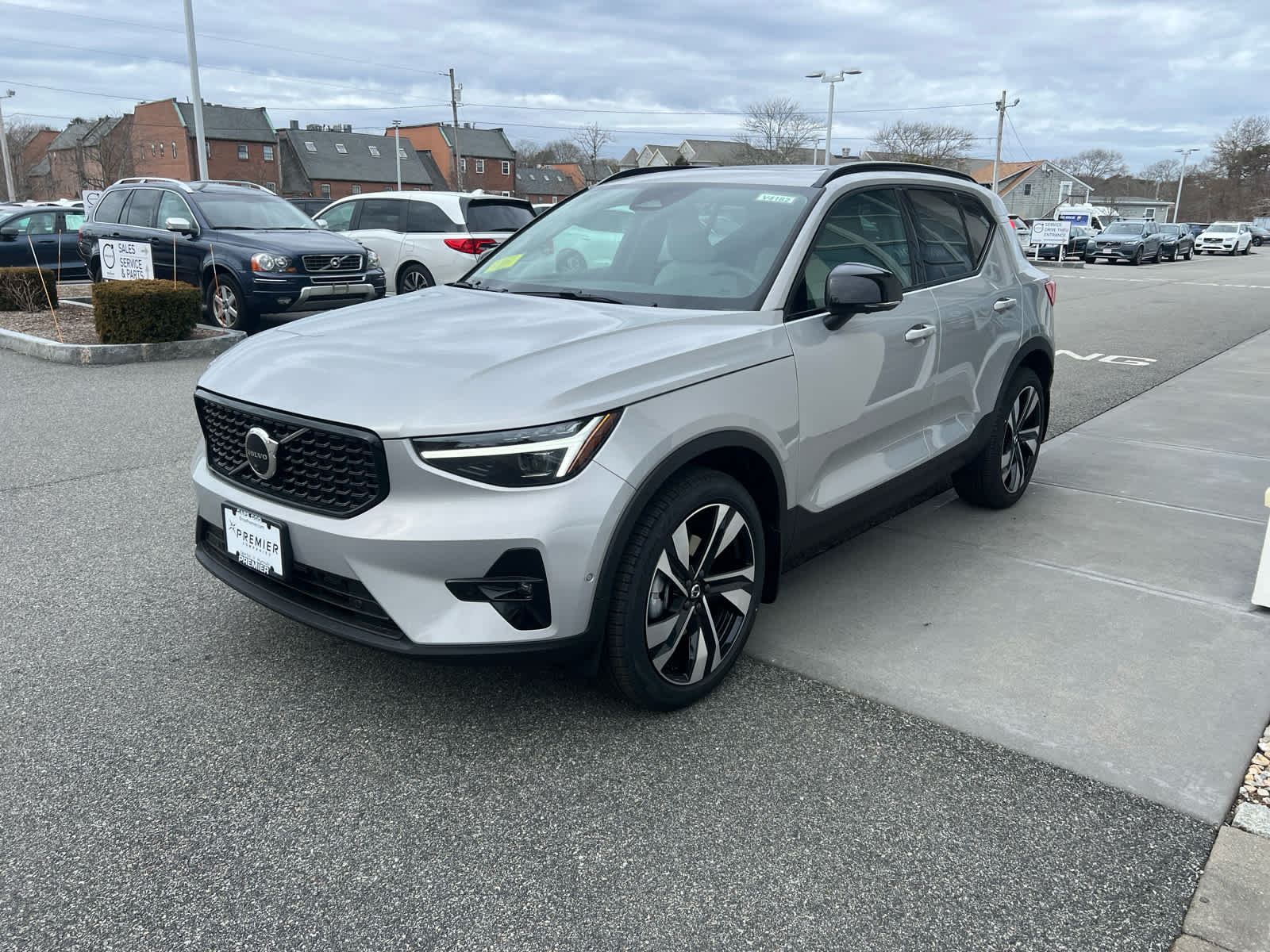 2025 Volvo XC40 photo 4