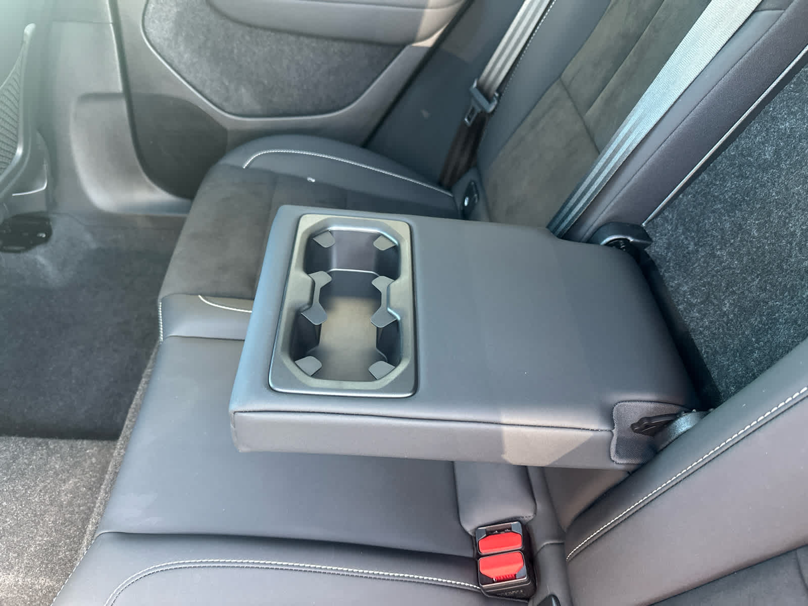 2026 Volvo XC40 Ultra Black Edition - Photo 25
