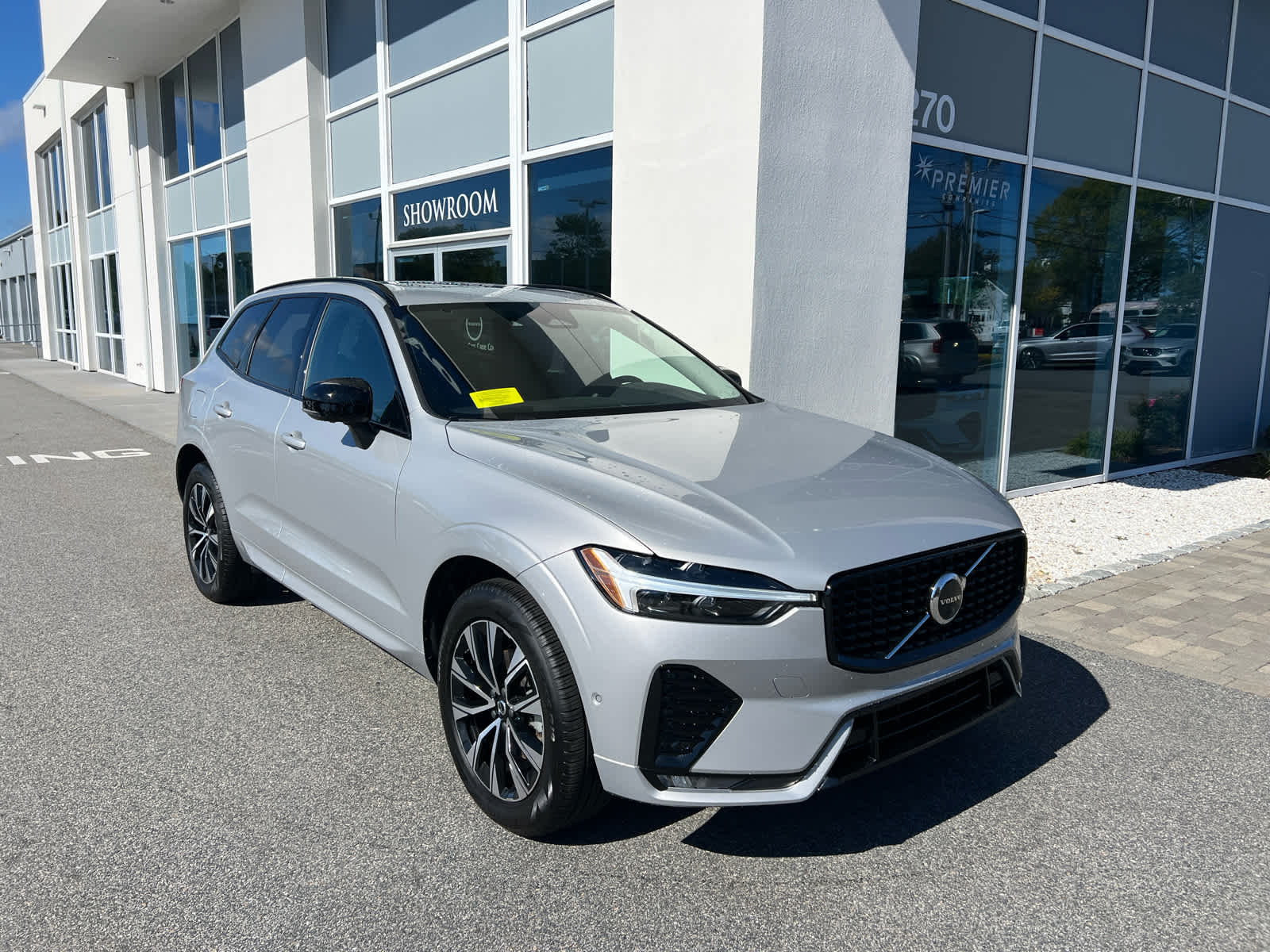 2025 Volvo XC60 B5 Plus photo 2