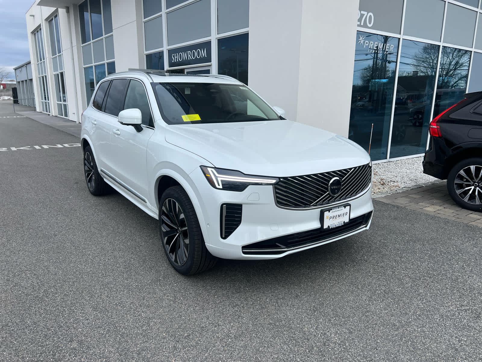 2025 Volvo XC90 T8 Plus photo 3