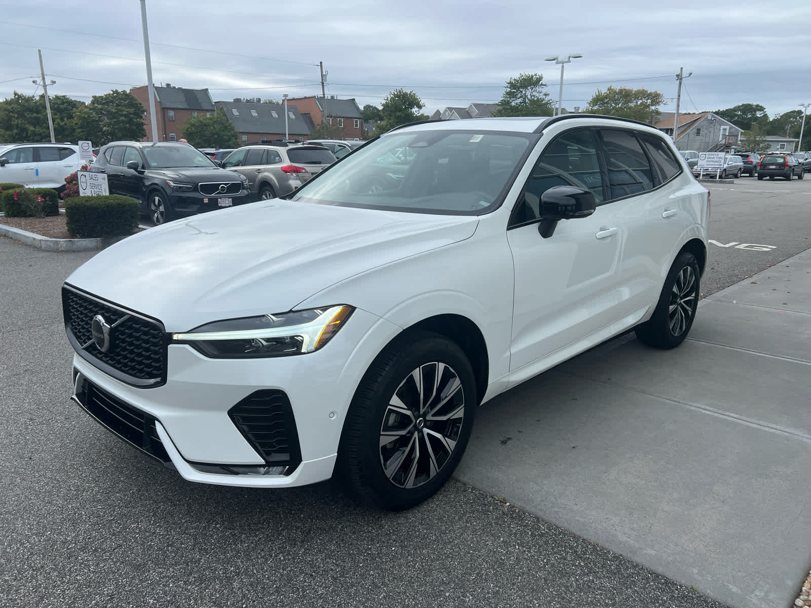 2025 Volvo XC60 B5 Plus photo 4