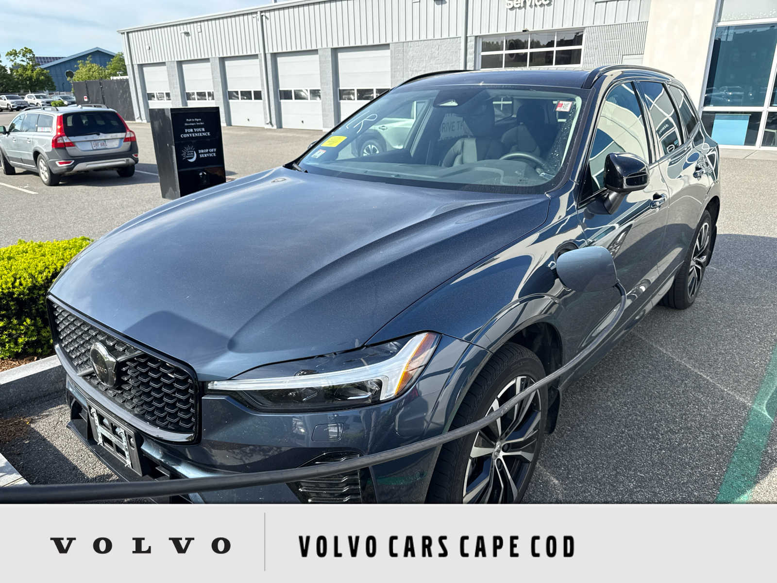 2023 Volvo XC60 T8 Plus Dark Theme AWD's photo