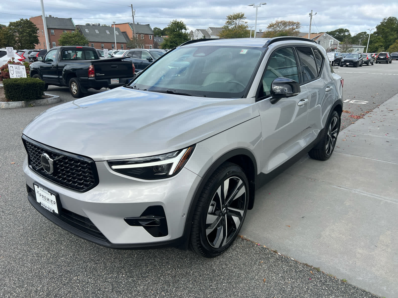 2025 Volvo XC40 photo 3