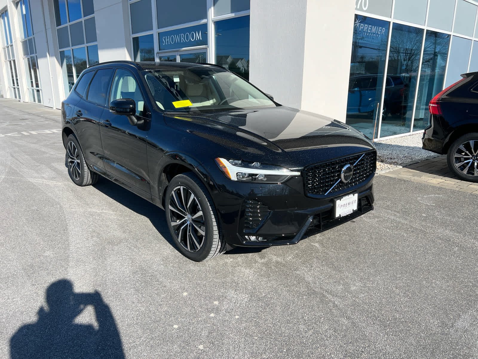 2025 Volvo XC60 B5 Plus photo 2