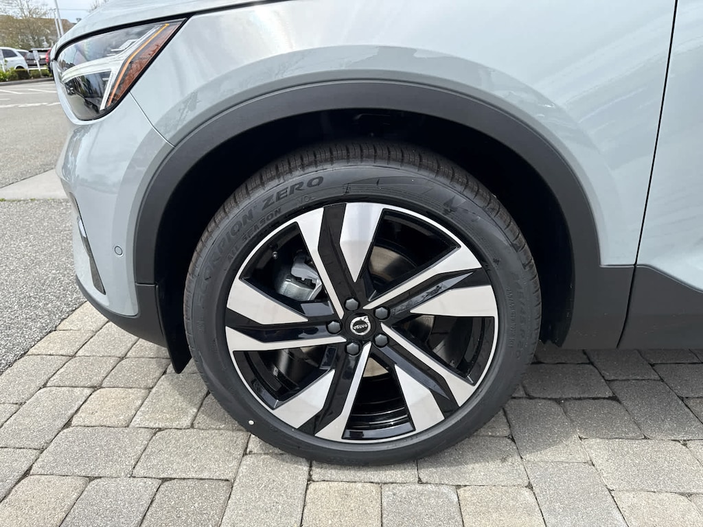 New 2026 Volvo XC40 B5 Plus SUV