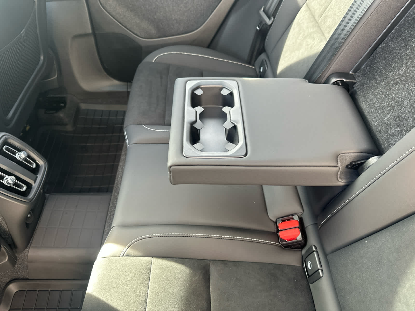2026 Volvo XC40 Ultra Black Edition - Photo 23