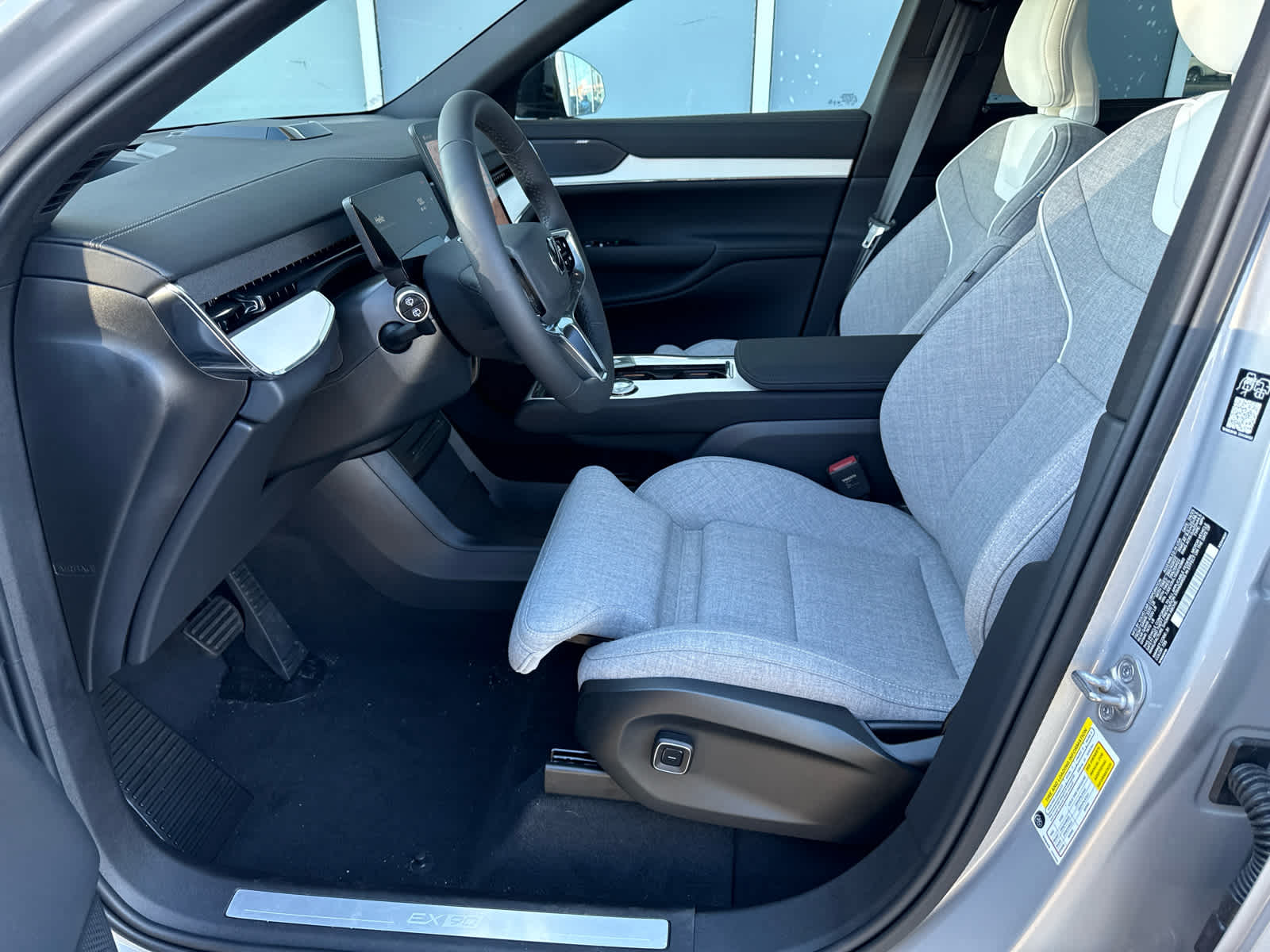 2025 Volvo EX90 Ultra - Photo 7