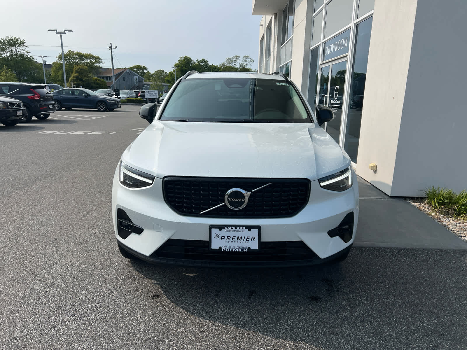 2025 Volvo XC40 Plus photo 2