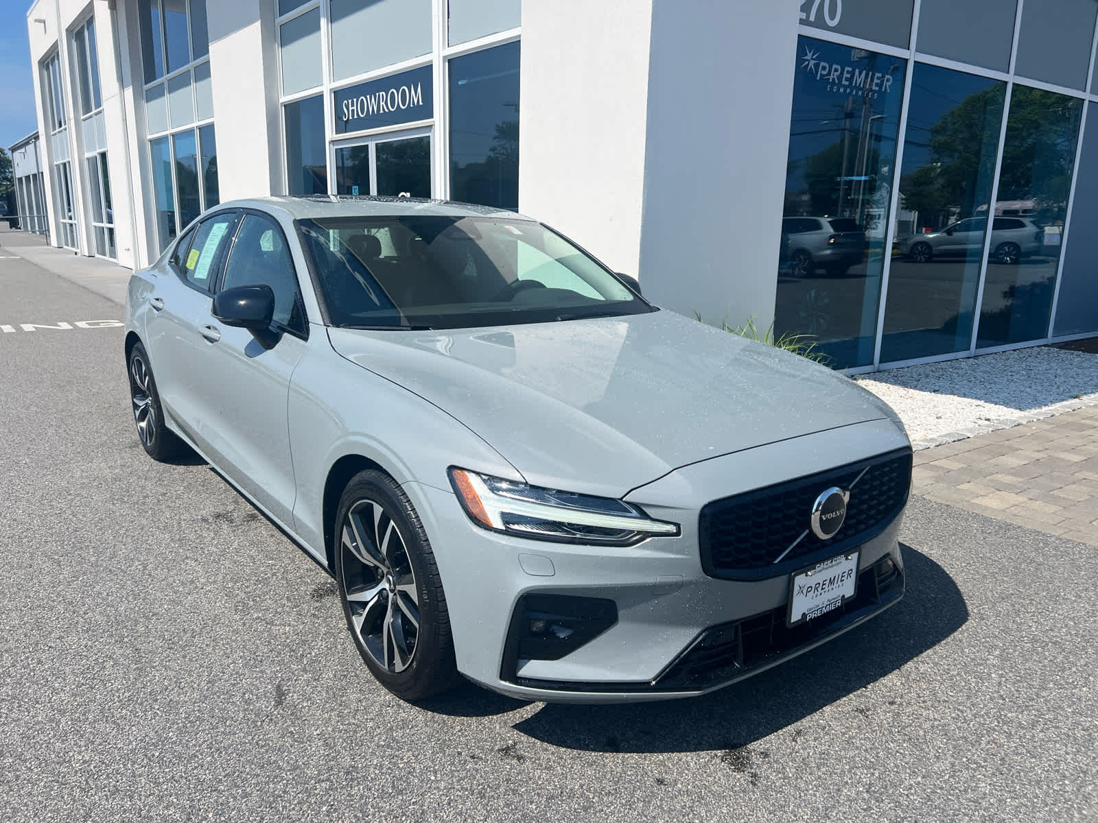 2025 Volvo S60 B5 Core photo 2