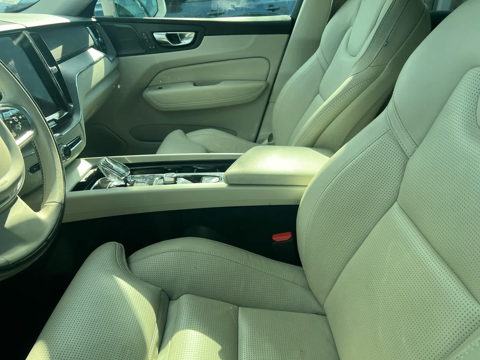 2023 Volvo XC60 Ultimate photo 2