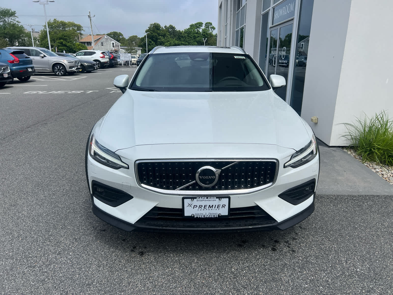 2025 Volvo V60 Cross Country B5 photo 3