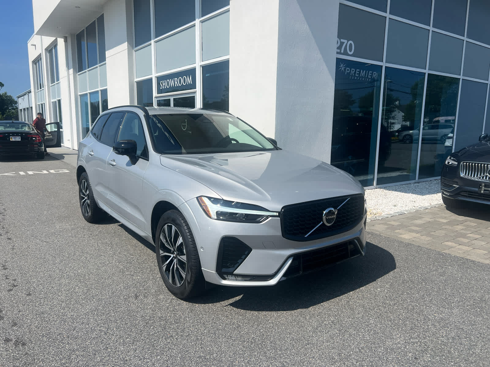2025 Volvo XC60 B5 Plus photo 2