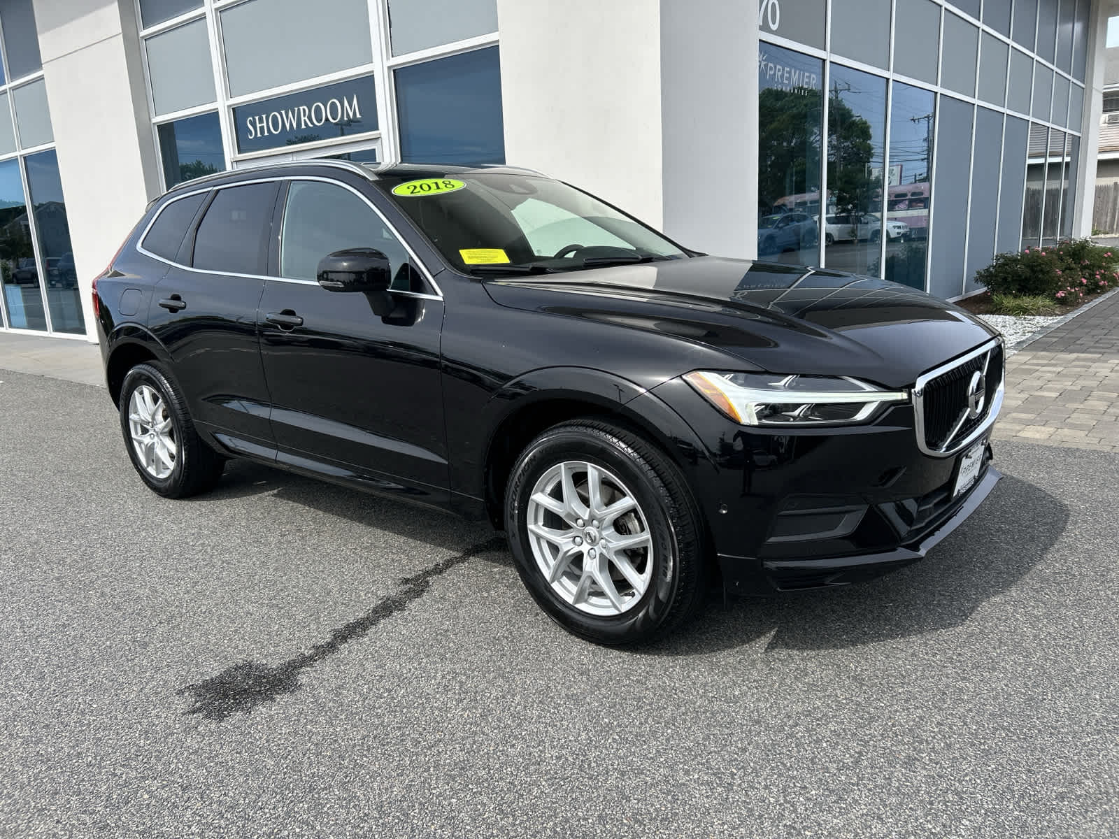 Used 2018 Volvo XC60 Momentum with VIN YV4102RK6J1018242 for sale in Hyannis, MA