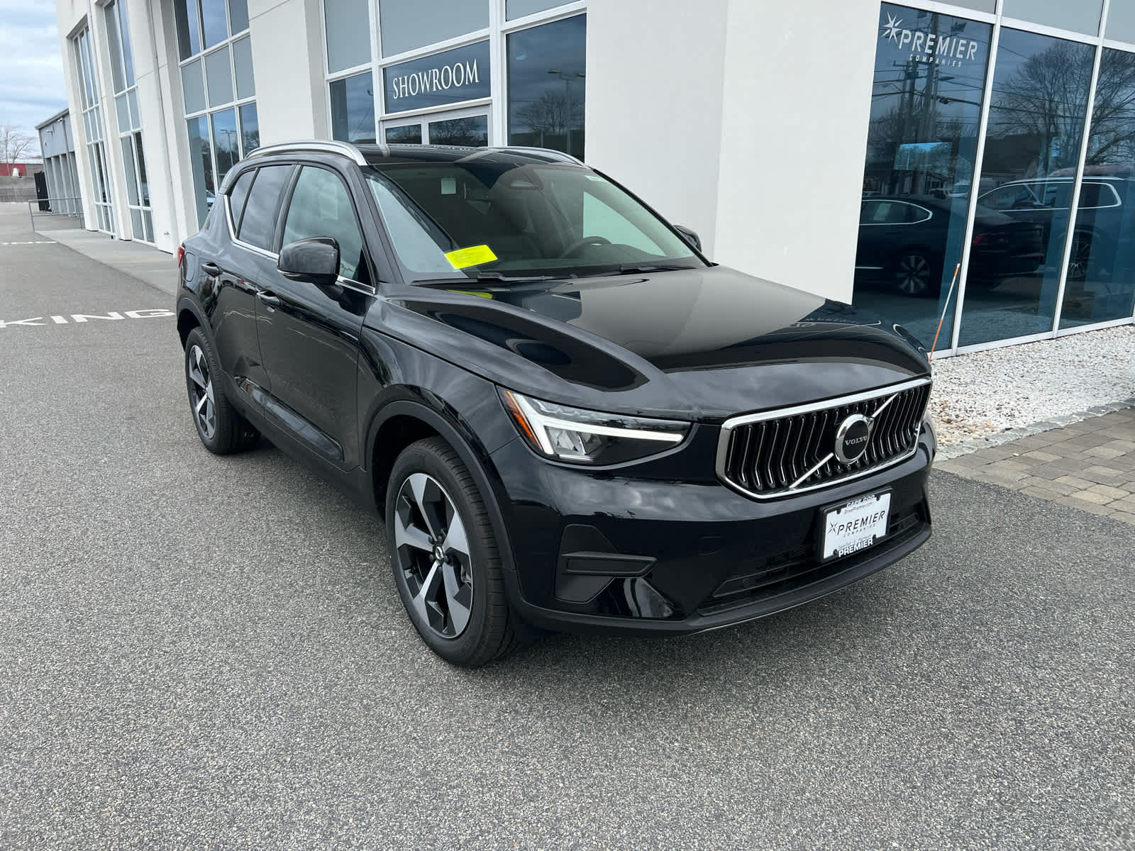 2025 Volvo XC40 Core photo 2
