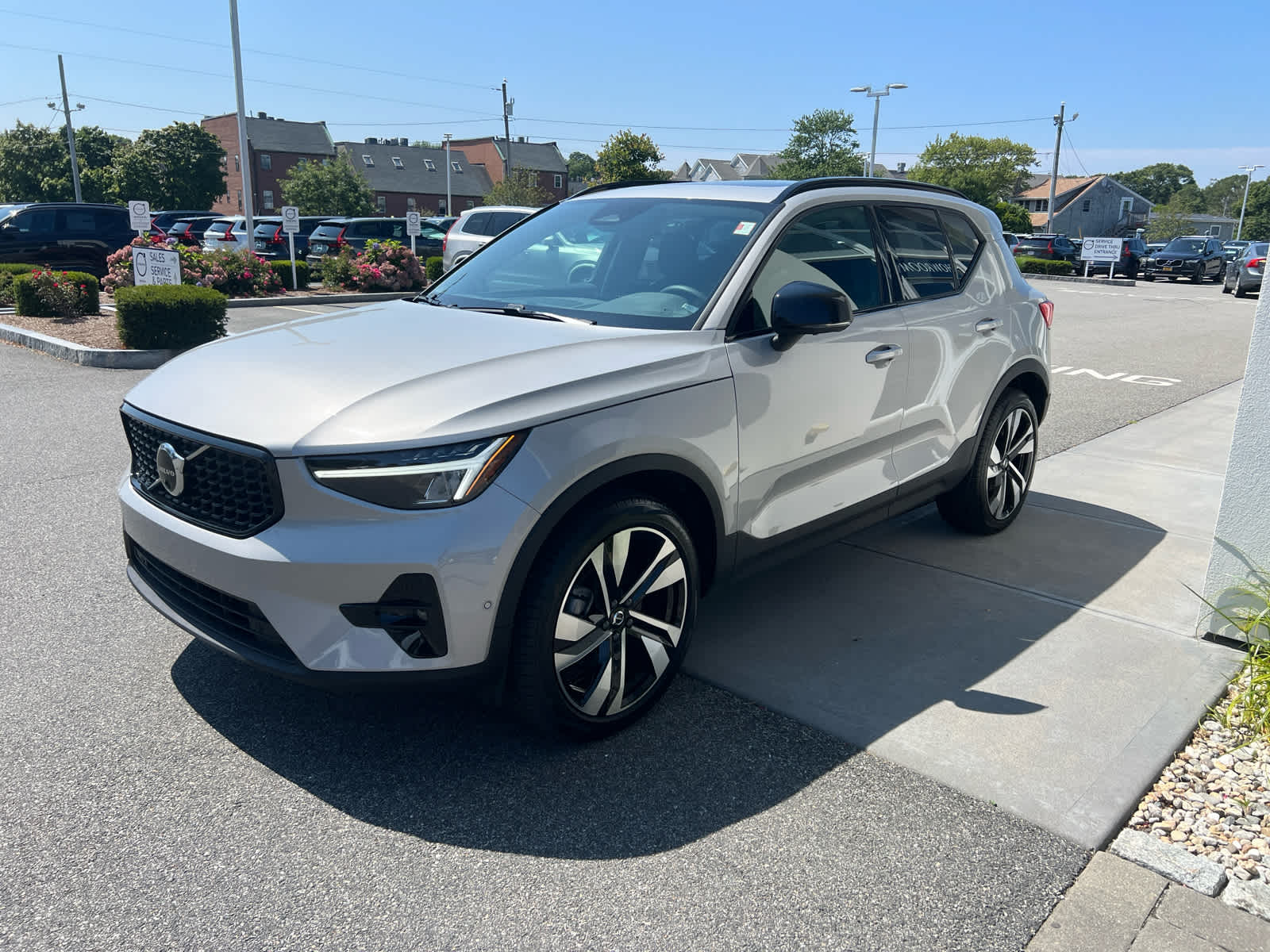 2025 Volvo XC40 Plus photo 3