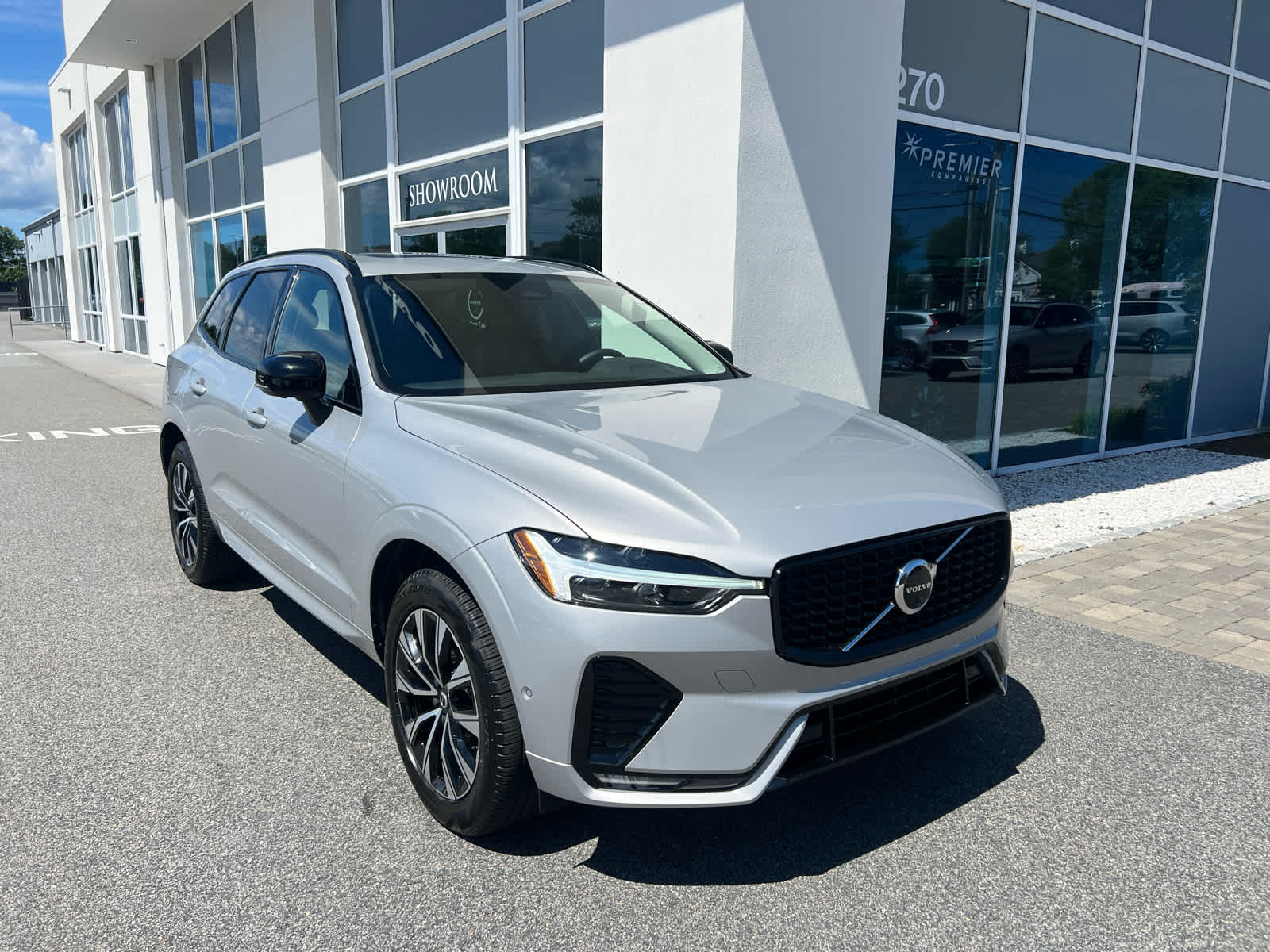 2025 Volvo XC60 B5 Plus photo 2