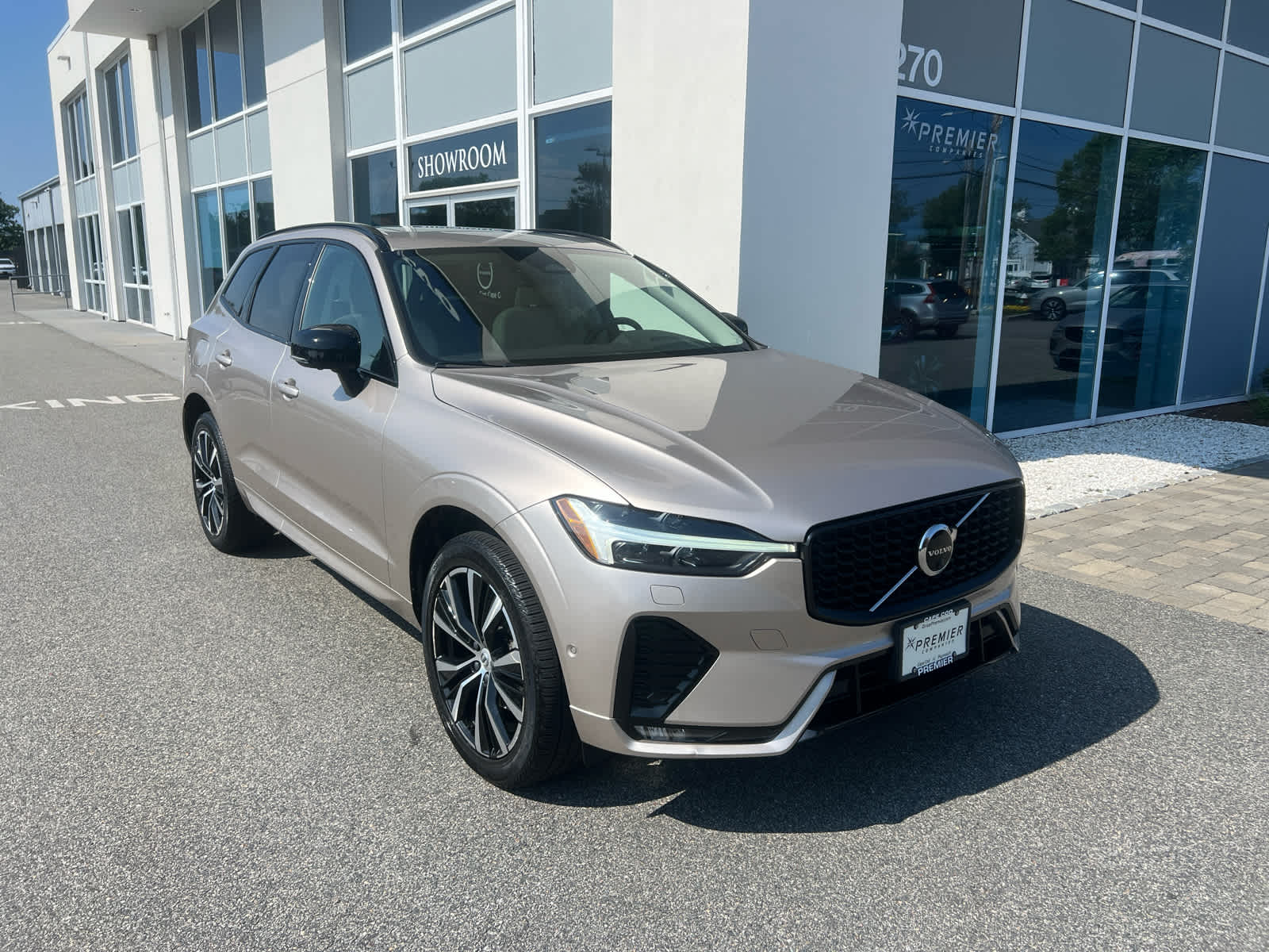 2023 Volvo XC60 B5 Plus photo 2