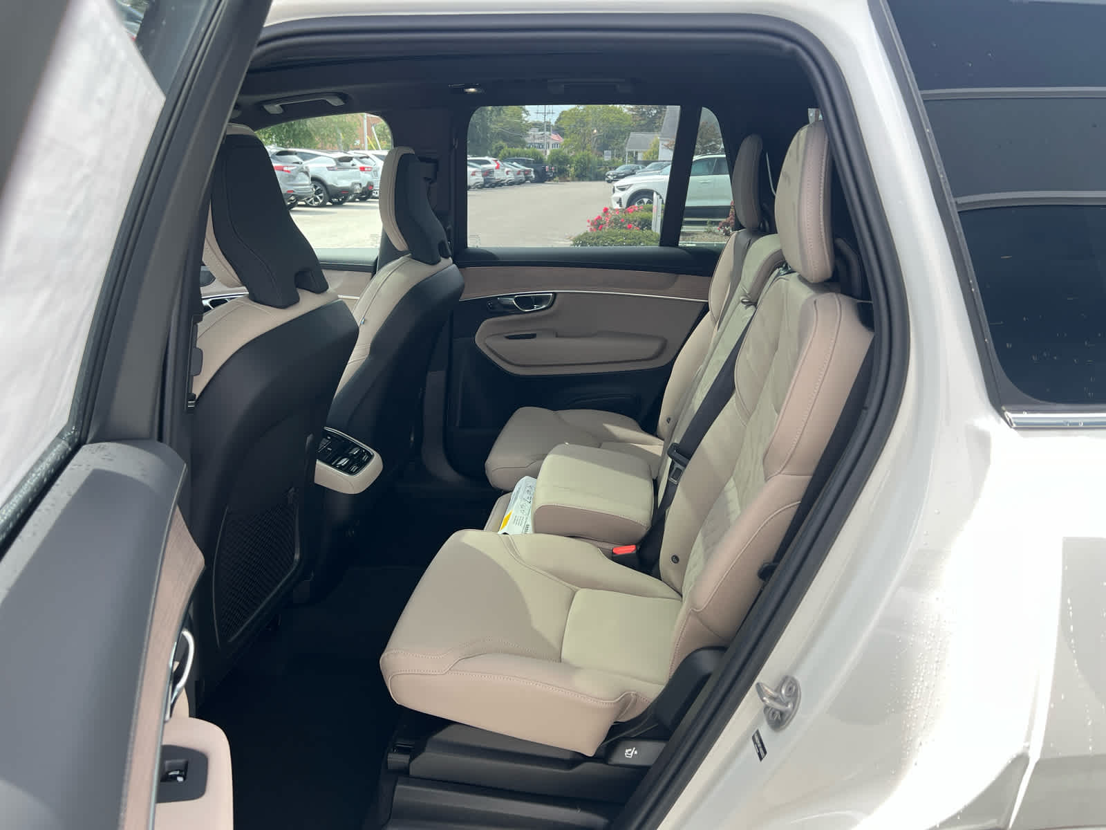 2026 Volvo XC90 Plus - Photo 27