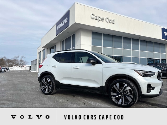 2025 Volvo XC40 B5 Plus Dark Theme SUV YV4L12UC9S2606508