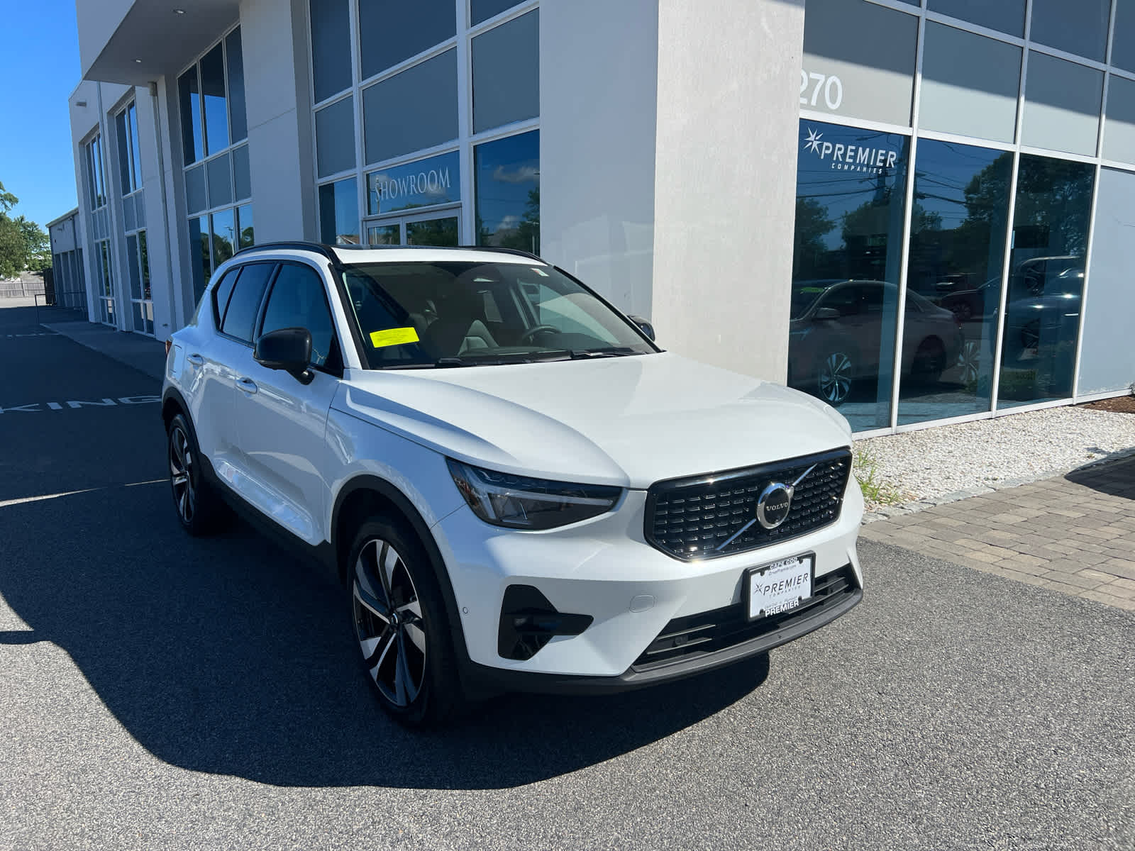 2025 Volvo XC40 Plus photo 2