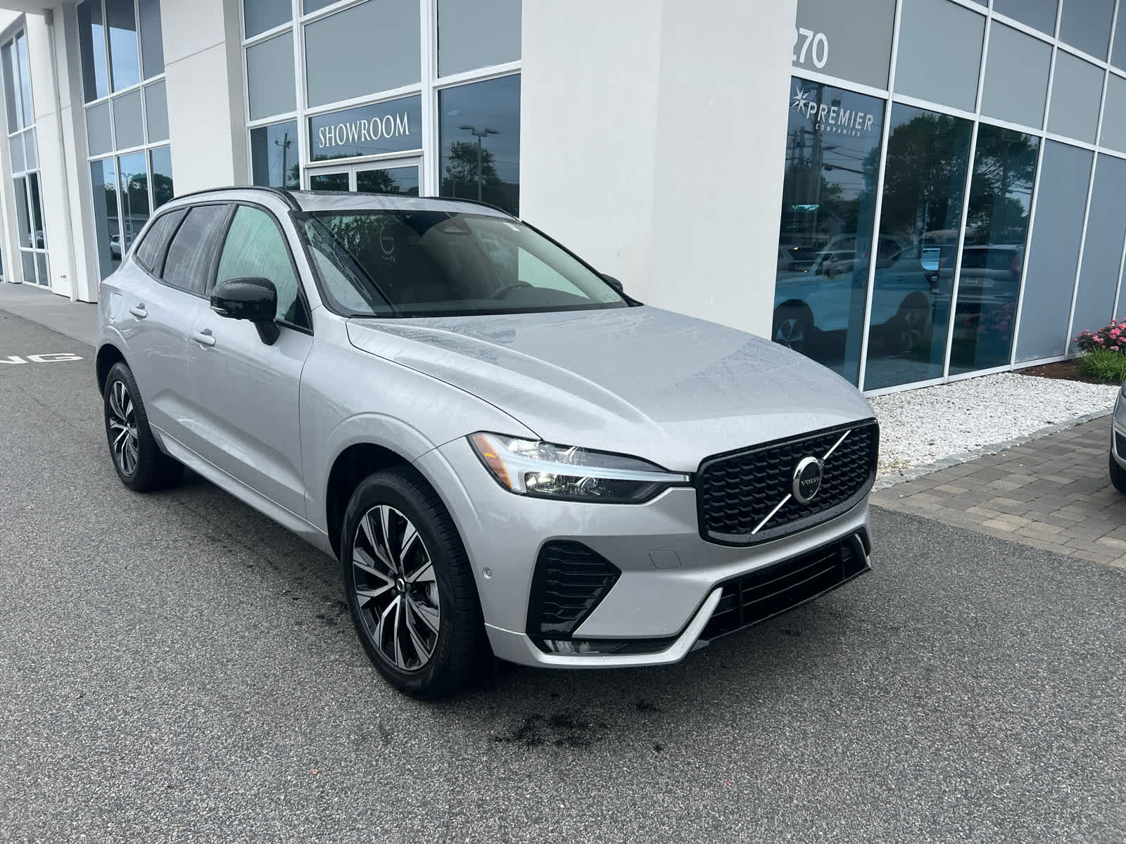 2025 Volvo XC60 B5 Plus photo 2