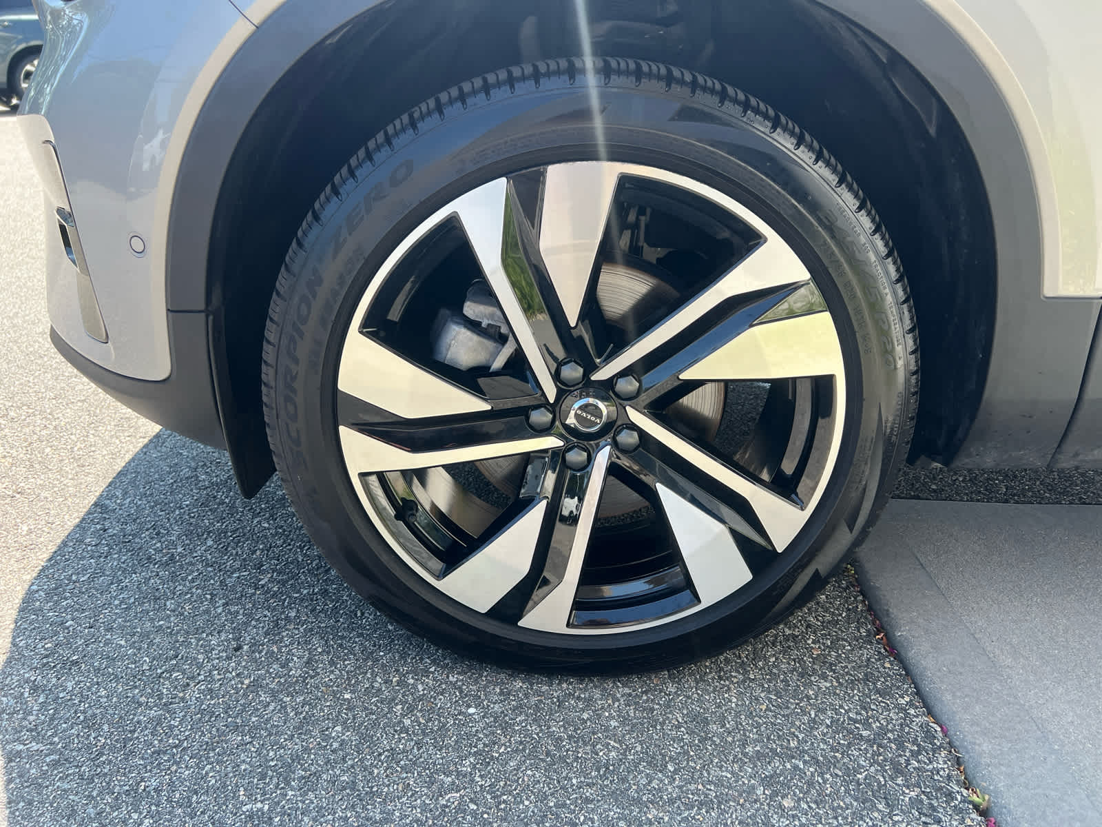 2025 Volvo XC40 Plus photo 4