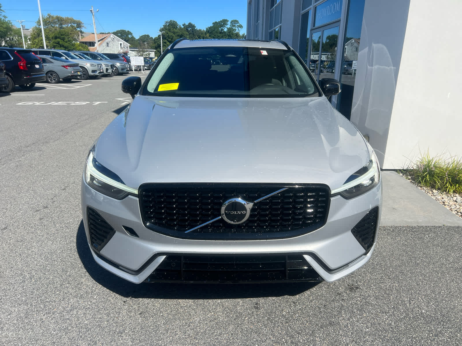 2025 Volvo XC60 B5 Plus photo 3