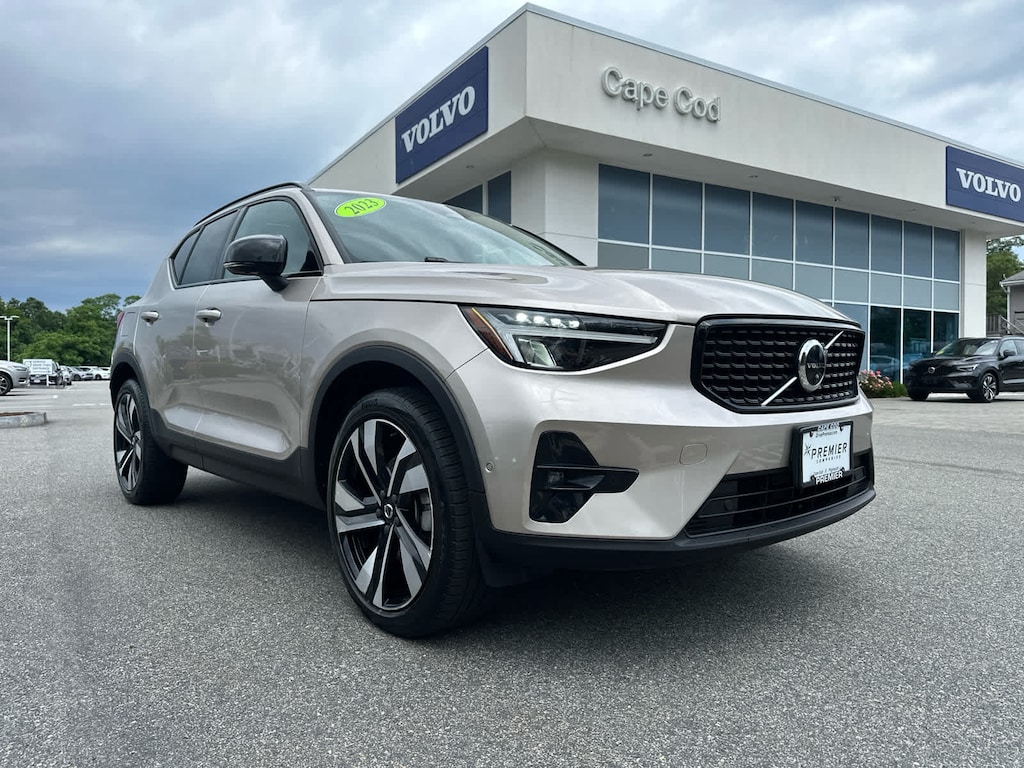 Used 2023 Volvo XC40 B5 AWD Plus Dark SUV