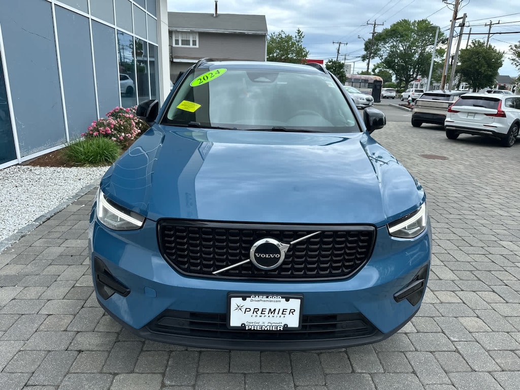 Used 2024 Volvo XC40 B5 Core Dark SUV
