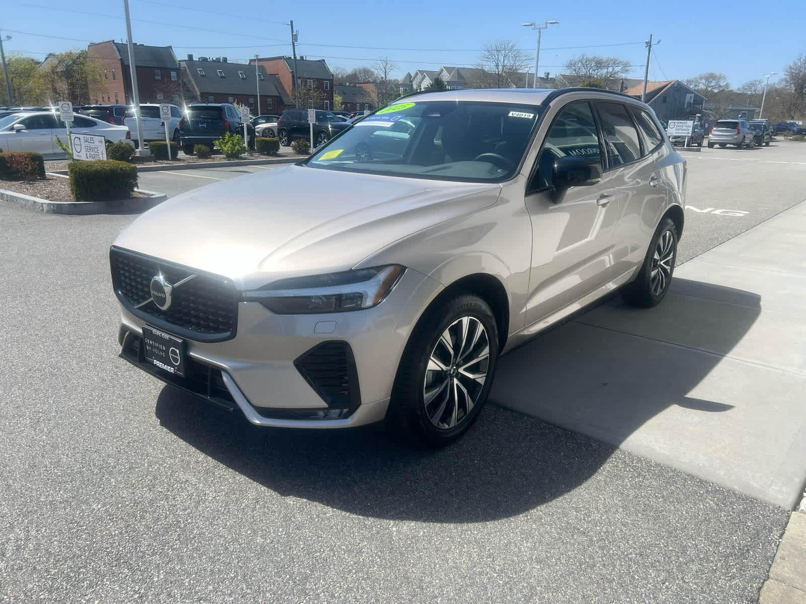 2025 Volvo XC60 B5 Core photo 3