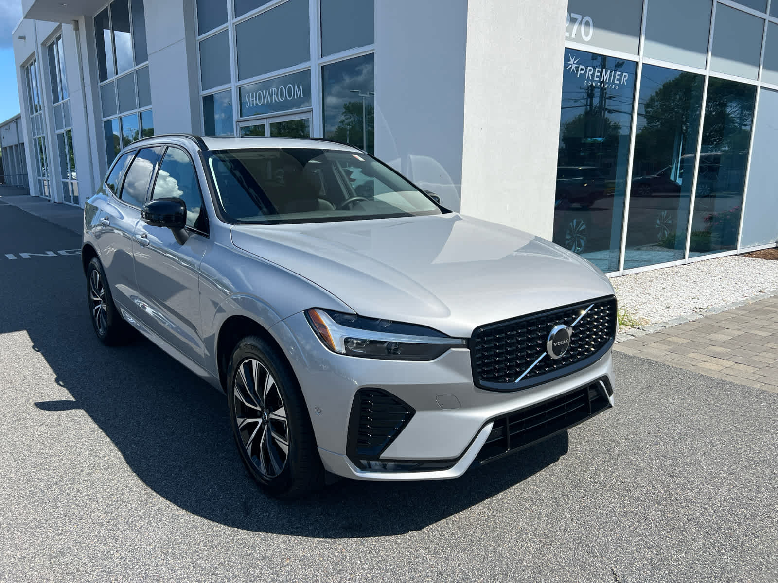 2025 Volvo XC60 B5 Plus photo 2
