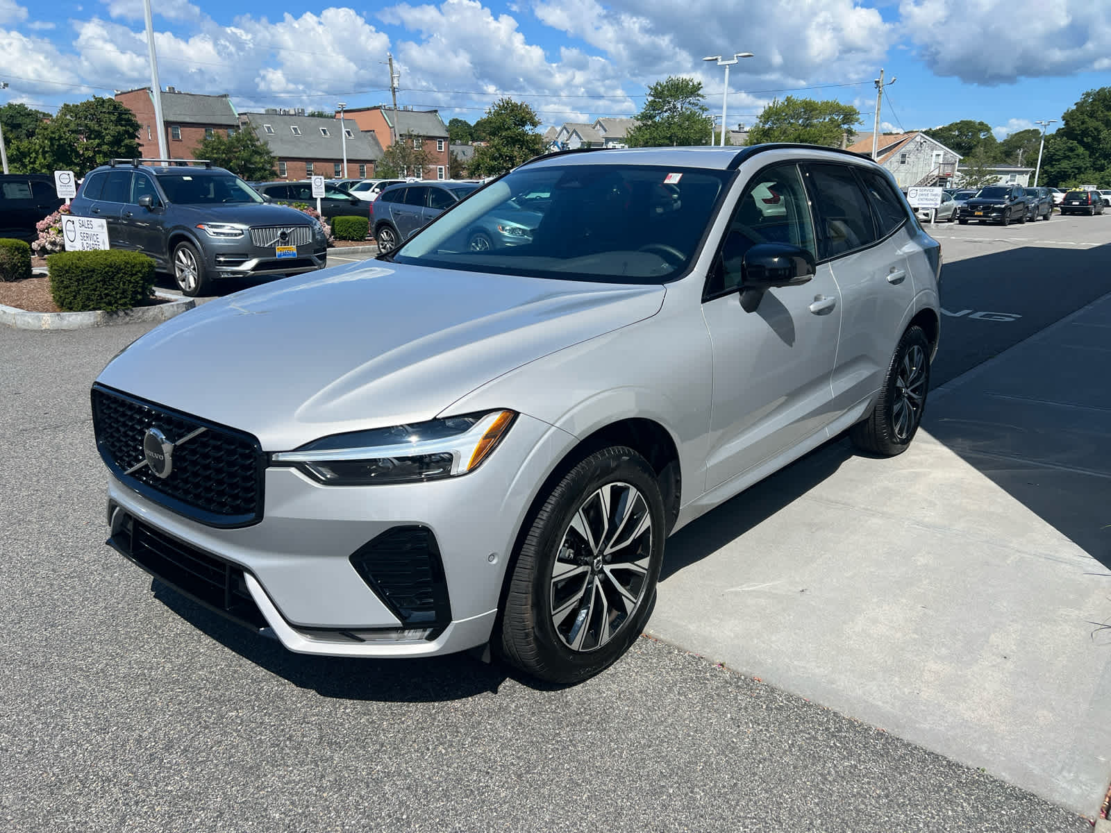 2025 Volvo XC60 B5 Plus photo 4